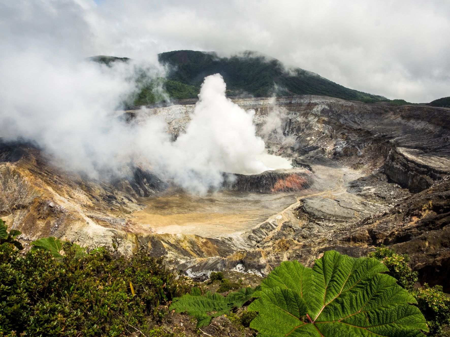 ist einer der vier noch aktiven Vulkane des Lande